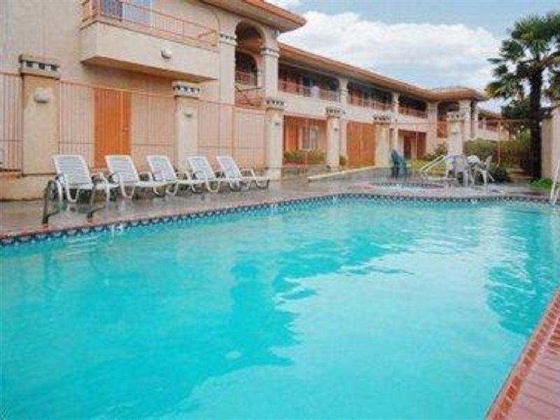 Baymont By Wyndham Manteca Hotel Екстериор снимка