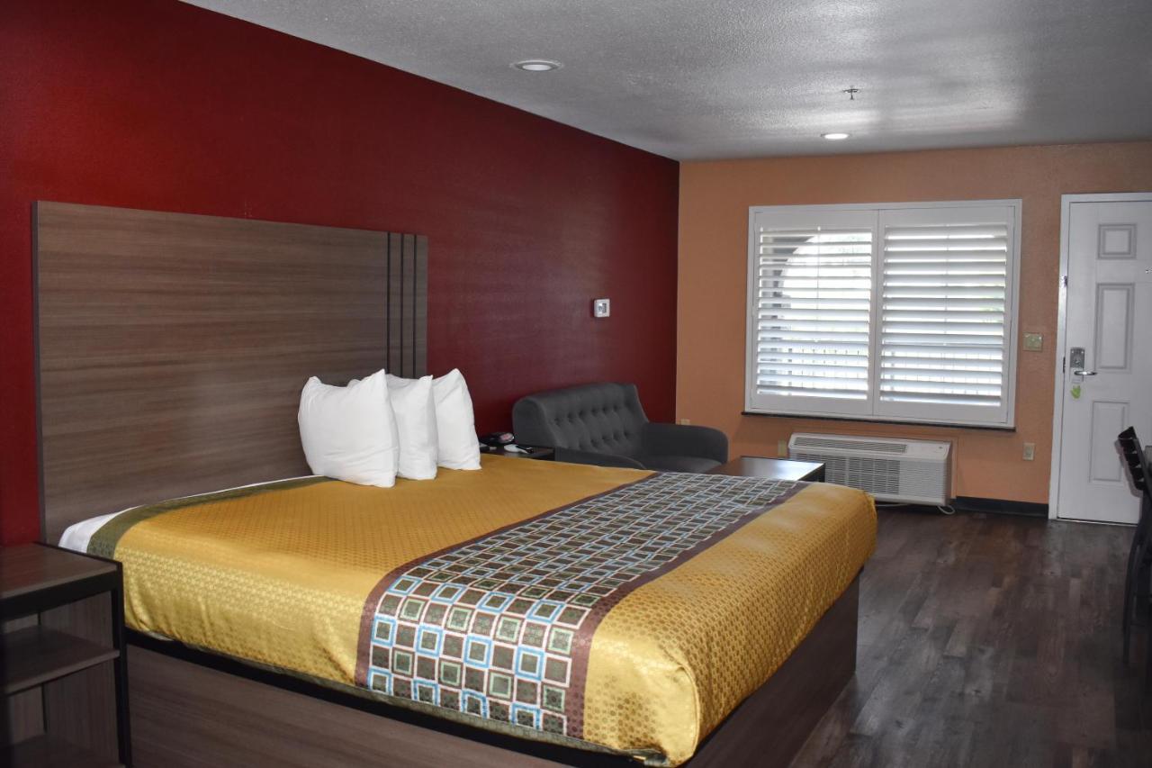 Baymont By Wyndham Manteca Hotel Екстериор снимка